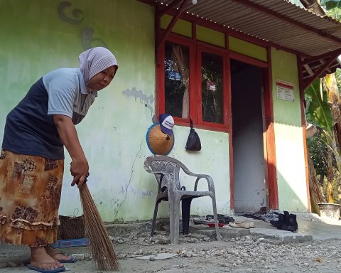 Perempuan Buruh Pabrik Rokok - Bojonegoro Raya