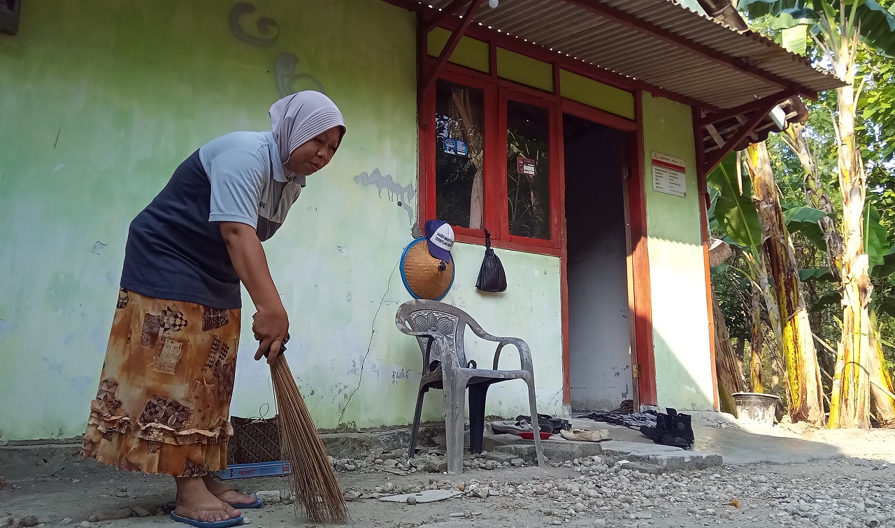 Perempuan Buruh Pabrik Rokok - Bojonegoro Raya