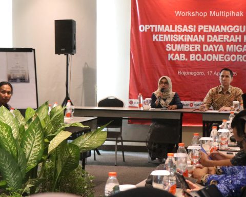 PEMAPARAN: Cantika Wahono saat menjadi narasumber dalam Workshop Optimalisasi Penanggulangan Kemiskinan Daerah Kaya Sumber Daya Migas, Kamis (17/4/2025). (Foto: Pemkab Bojonegoro)