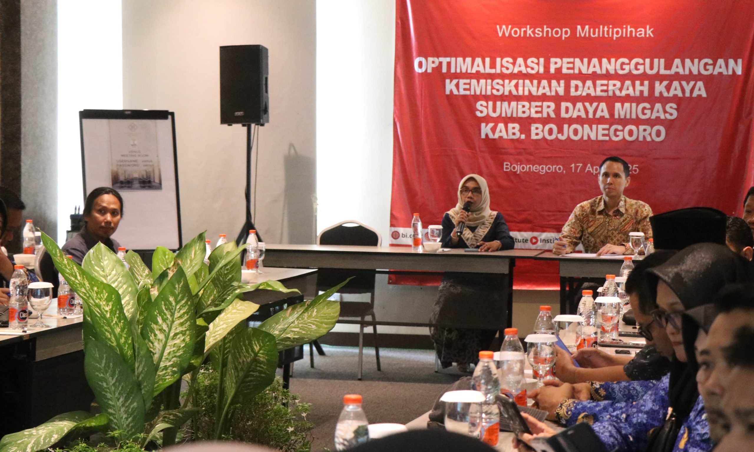 PEMAPARAN: Cantika Wahono saat menjadi narasumber dalam Workshop Optimalisasi Penanggulangan Kemiskinan Daerah Kaya Sumber Daya Migas, Kamis (17/4/2025). (Foto: Pemkab Bojonegoro)