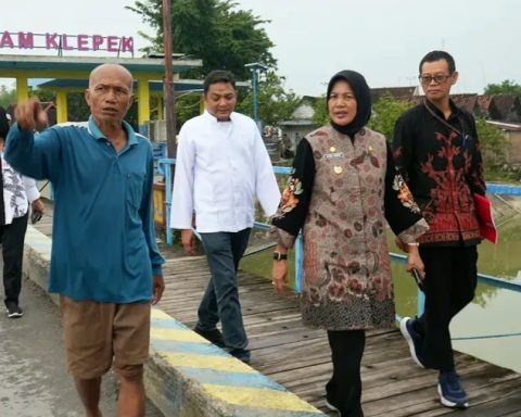 CEK LAPANGAN: Nurul Azizah saat inspeksi ke DAM Klepek, Jumat (11/4/2024). Infrastruktur pengatur air Sungai Pacal. (Foto: Pemkab Bojonegoro)