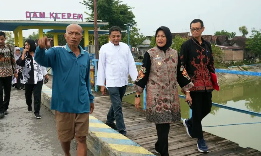 CEK LAPANGAN: Nurul Azizah saat inspeksi ke DAM Klepek, Jumat (11/4/2024). Infrastruktur pengatur air Sungai Pacal. (Foto: Pemkab Bojonegoro)
