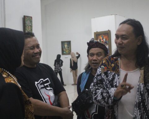 PERCAKAPAN: Sejumlah seniman saat menjamu pengunjung pameran seni rupa Budaya Geopark, Jumat (27/6/2025) malam. (Foto: Yusab Alfa Ziqin/Bojonegoro Raya)