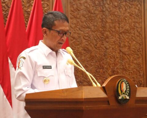 PAPARAN: Bupati Wahono saat menyampaikan Nota Keuangan Raperda APBD 2026 dalam Rapat Paripurna, Rabu (12/11/2025) siang. (Foto: Istimewa)