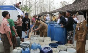 PEDULI: Kepala SMKN Purwosari Umi Kulsum (paling kanan) saat mendampingi anak-anak didiknya menyalurkan bantuan air bersih, Selasa (29/9/2026) kemarin. (Foto: Istimewa)