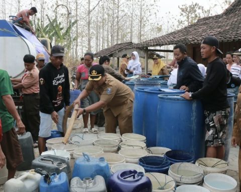 PEDULI: Kepala SMKN Purwosari Umi Kulsum (paling kanan) saat mendampingi anak-anak didiknya menyalurkan bantuan air bersih, Selasa (29/9/2026) kemarin. (Foto: Istimewa)