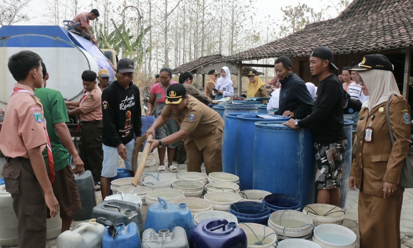 PEDULI: Kepala SMKN Purwosari Umi Kulsum (paling kanan) saat mendampingi anak-anak didiknya menyalurkan bantuan air bersih, Selasa (29/9/2026) kemarin. (Foto: Istimewa)