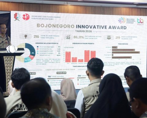 DORONG HILIRISASI INOVASI: Dili Tri Wibowo saat sambutan dalam seremoni penyerahan penghargaan pemenang BIA 2026. (Foto: Dinkominfo Bojonegoro)