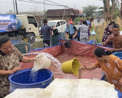MENGALIRKAN KEBAHAGIAAN: Warga Desa Kasiman saat menerima bantuan air bersih dari Hokpan Keramik, Selasa (27/10/2026). (Foto: Istimewa)