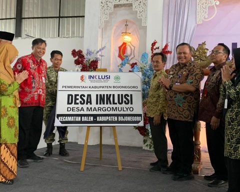 SEREMONI: Mahmudin (batik merah) dan para tamu undangan saat Launching Desa Margomulyo sebagai Desa Inklusi. (Foto: Yusab Alfa Ziqin/Bojonegoro Raya)