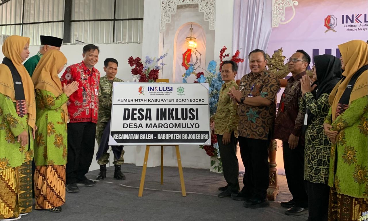 SEREMONI: Mahmudin (batik merah) dan para tamu undangan saat Launching Desa Margomulyo sebagai Desa Inklusi. (Foto: Yusab Alfa Ziqin/Bojonegoro Raya)