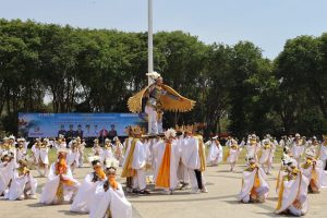 ATRAKTIF: 349 siswa SMP binaan Disbudpar Bojonegoro saat menampilkan Tari Jambul Mliwis Putih dalam upacara HJB 349. (Foto: Disbudpar Bojonegoro)