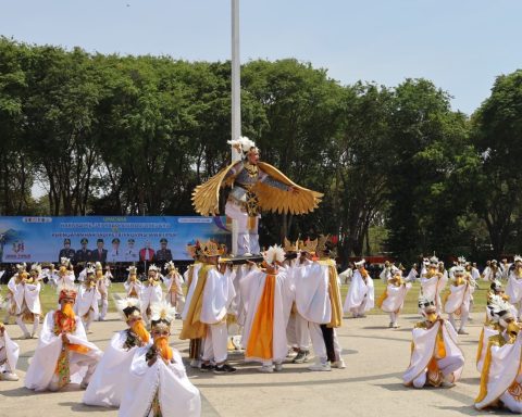 ATRAKTIF: 349 siswa SMP binaan Disbudpar Bojonegoro saat menampilkan Tari Jambul Mliwis Putih dalam upacara HJB 349. (Foto: Disbudpar Bojonegoro)