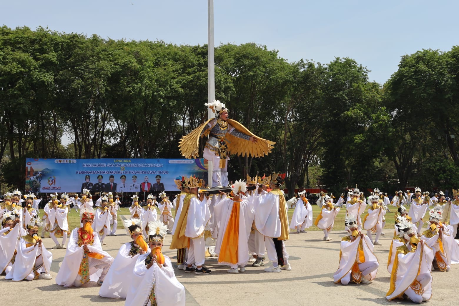 ATRAKTIF: 349 siswa SMP binaan Disbudpar Bojonegoro saat menampilkan Tari Jambul Mliwis Putih dalam upacara HJB 349. (Foto: Disbudpar Bojonegoro)