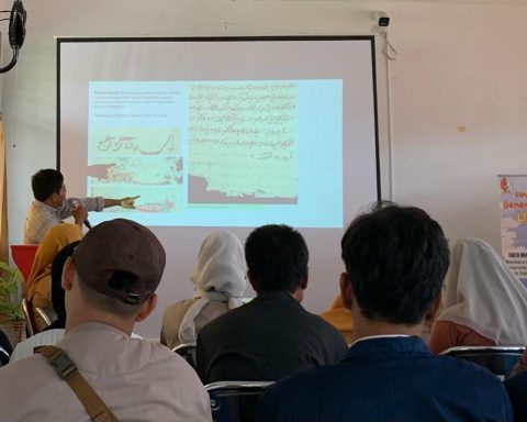 BUKTI PERADABAN LITERATUR: Ahmad Wahyu Rizkiawan saat membahas Manuskrip Padangan di Perpusda Bojonegoro. (Foto: Yusab Alfa Ziqin/Bojonegoro Raya)