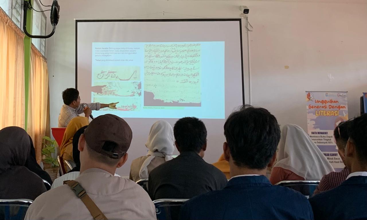 BUKTI PERADABAN LITERATUR: Ahmad Wahyu Rizkiawan saat membahas Manuskrip Padangan di Perpusda Bojonegoro. (Foto: Yusab Alfa Ziqin/Bojonegoro Raya)