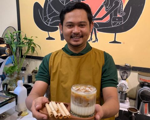 MENGEMBANGKAN WARISAN LAMA: Anang Ma’ruf serampung meracik kopi ledre, Jumat (2/10/2026) sore. (Foto: Yusab Alfa Ziqin/Bojonegoro Raya)