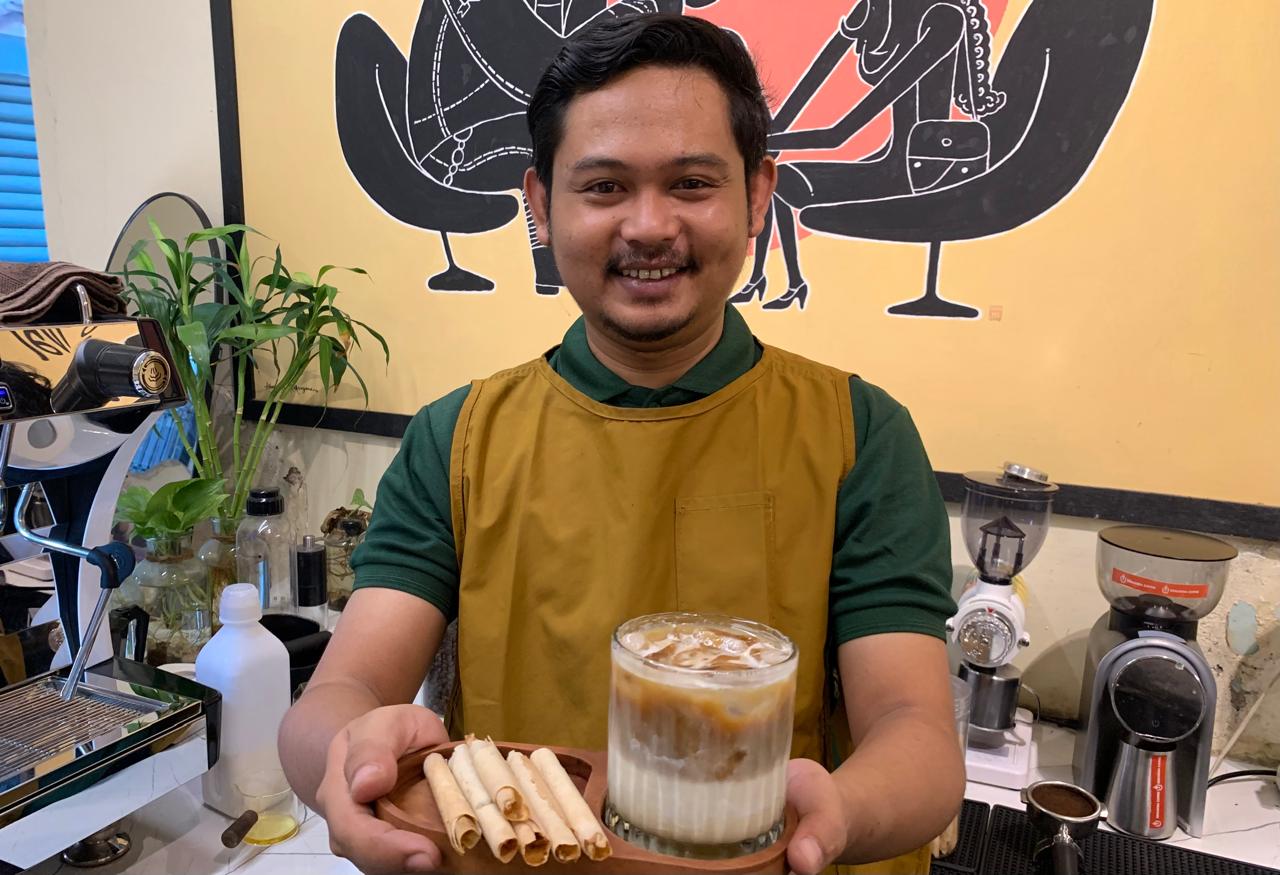 MENGEMBANGKAN WARISAN LAMA: Anang Ma’ruf serampung meracik kopi ledre, Jumat (2/10/2026) sore. (Foto: Yusab Alfa Ziqin/Bojonegoro Raya)