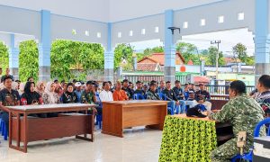SUARAKAN PENOLAKAN: Warga Kecamatan Gondang saat audiensi menentang rencana eksploitasi panas bumi Gunung Pandan. (Foto: Istimewa)