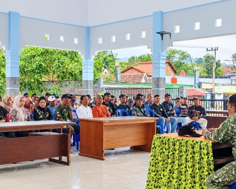 SUARAKAN PENOLAKAN: Warga Kecamatan Gondang saat audiensi menentang rencana eksploitasi panas bumi Gunung Pandan. (Foto: Istimewa)