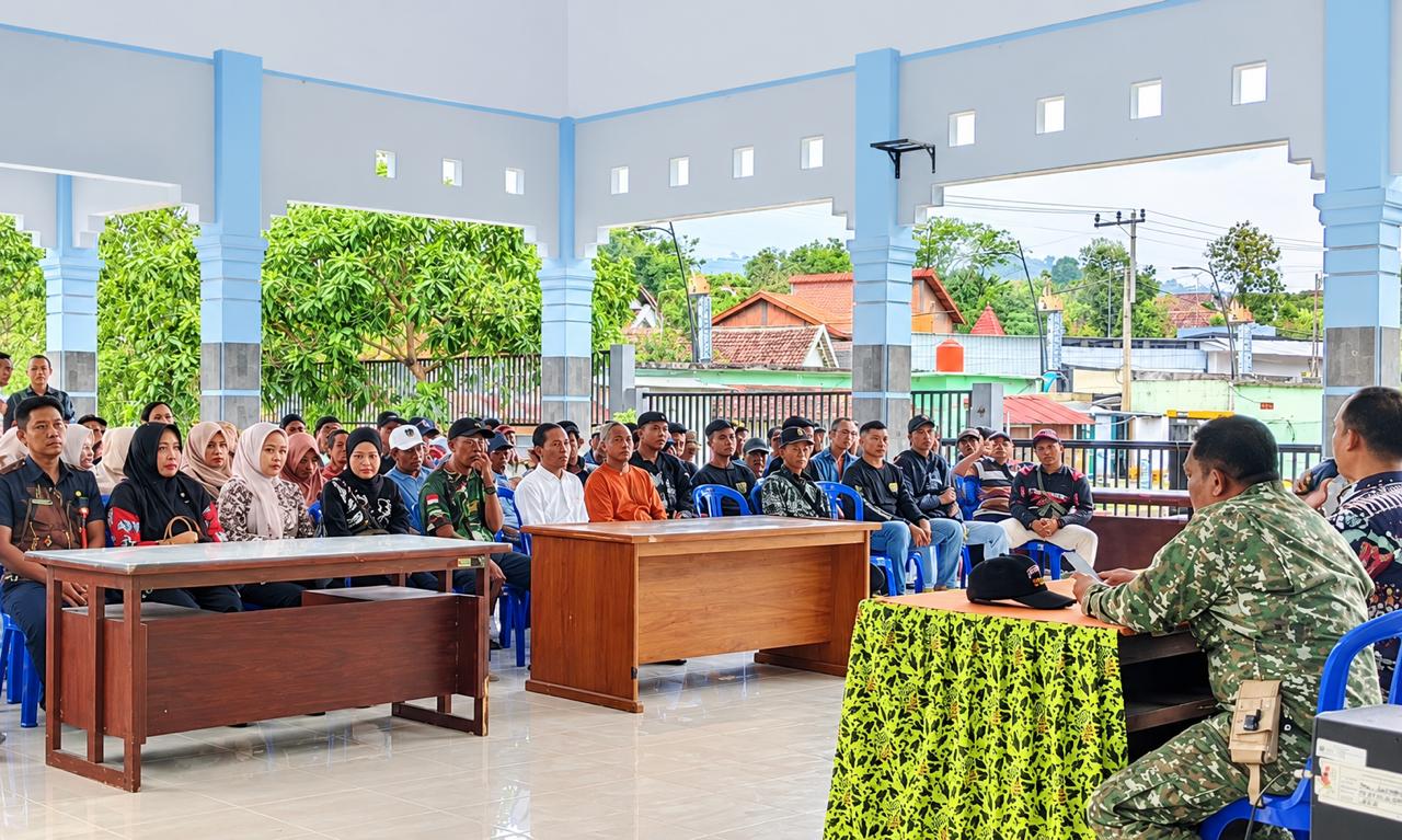 SUARAKAN PENOLAKAN: Warga Kecamatan Gondang saat audiensi menentang rencana eksploitasi panas bumi Gunung Pandan. (Foto: Istimewa)