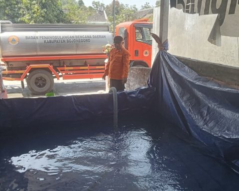 SALURKAN BANTUAN: BPBD Bojonegoro mengirimkan air bersih di Kelurahan Ledok Kulon, Selasa (6/10/2026) lalu. (Foto: BPBD Bojonegoro)