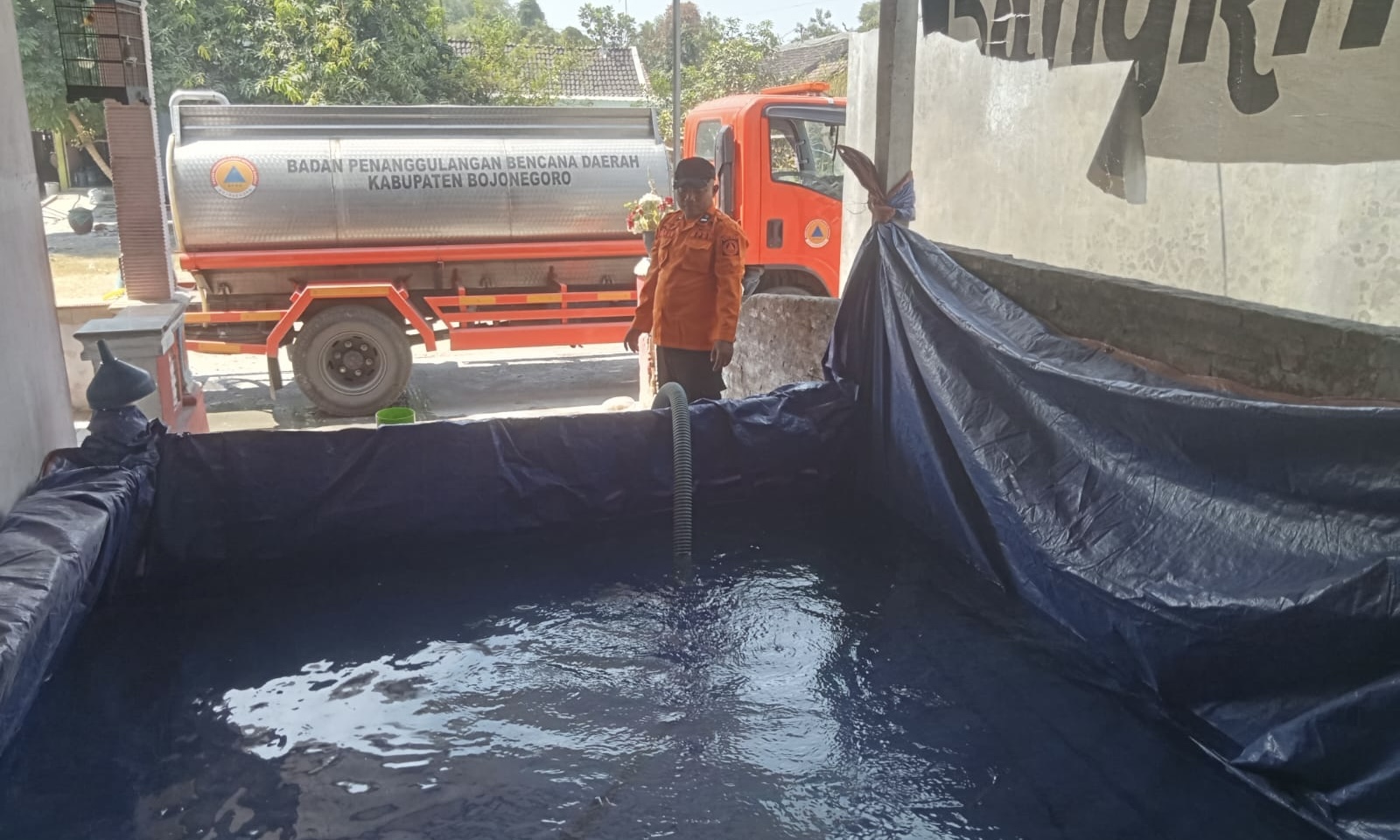 SALURKAN BANTUAN: BPBD Bojonegoro mengirimkan air bersih di Kelurahan Ledok Kulon, Selasa (6/10/2026) lalu. (Foto: BPBD Bojonegoro)