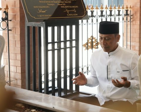 KHUSUK: Bupati Wahono saat berdoa di depan pusara leluhur Bojonegoro, Jumat (16/10/2026) pagi. (Foto: Bag. Prokopim Setda Bojonegoro)