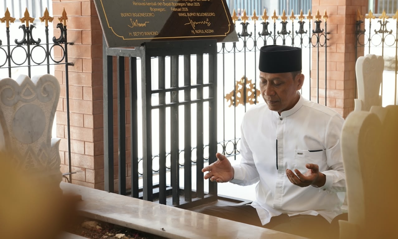 KHUSUK: Bupati Wahono saat berdoa di depan pusara leluhur Bojonegoro, Jumat (16/10/2026) pagi. (Foto: Bag. Prokopim Setda Bojonegoro)