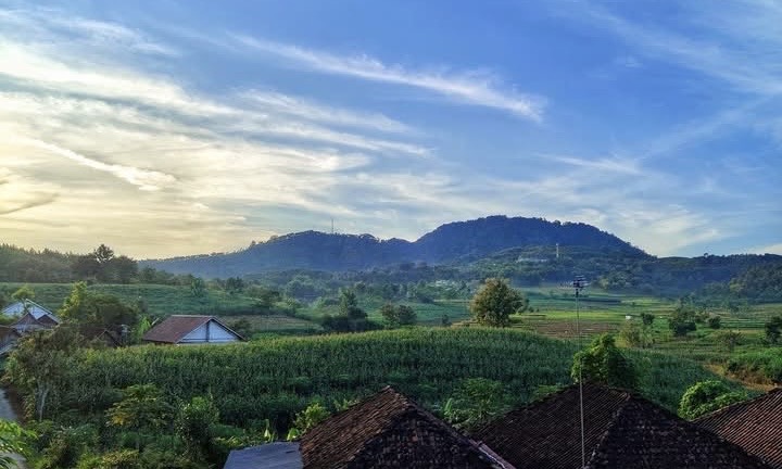 BENTANG ALAM: Gunung Pandan di selatan Desa Klino. Diduga sumber dentuman misterius di Bojonegoro. (Foto: Dok. Facebook Prima Klino)