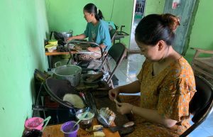 PIAWAI: Nayla Bunaiya (depan) dan Juwarni saat membuat ledre mini, Rabu (30/9/2026) pagi. (Foto: Yusab Alfa Ziqin/Bojonegoro Raya)