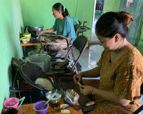 PIAWAI: Nayla Bunaiya (depan) dan Juwarni saat membuat ledre mini, Rabu (30/9/2026) pagi. (Foto: Yusab Alfa Ziqin/Bojonegoro Raya)