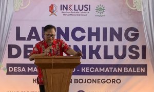 MEMBERI TARGET: Machmudin saat sambutan Launching Desa Margomulyo sebagai Desa Inklusi. (Foto: Yusab Alfa Ziqin/Bojonegoro Raya)