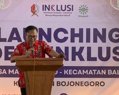 MEMBERI TARGET: Machmudin saat sambutan Launching Desa Margomulyo sebagai Desa Inklusi. (Foto: Yusab Alfa Ziqin/Bojonegoro Raya)