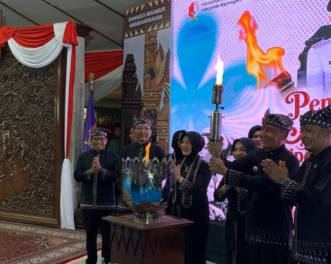 RITUS: Bupati Wahono saat menyemayamkan api abadi di Pendapa Malawapati, Senin (19/10/2026) malam. (Foto: Yusab Alfa Ziqin/Bojonegoro Raya)