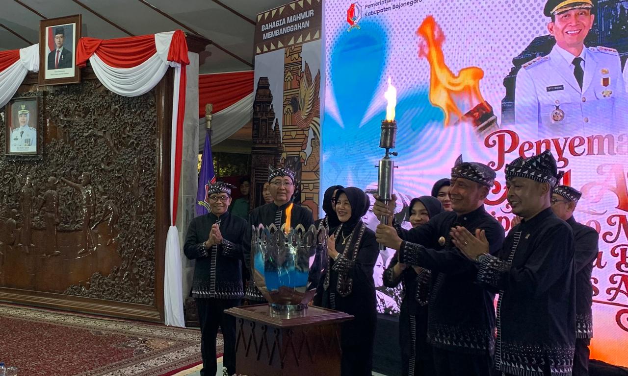 RITUS: Bupati Wahono saat menyemayamkan api abadi di Pendapa Malawapati, Senin (19/10/2026) malam. (Foto: Yusab Alfa Ziqin/Bojonegoro Raya)