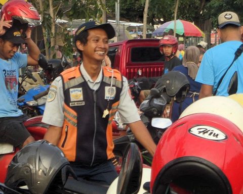 GAJIAN PER BULAN: Salah satu petugas parkir Dishub Bojonegoro. Dilarang menerima apalagi menarik uang parkir. (Foto: Yusab Alfa Ziqin/Bojonegoro Raya)