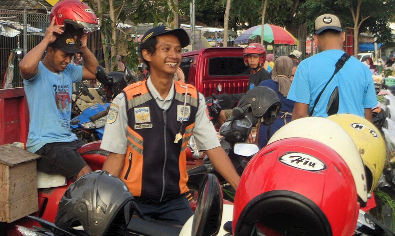 GAJIAN PER BULAN: Salah satu petugas parkir Dishub Bojonegoro. Dilarang menerima apalagi menarik uang parkir. (Foto: Yusab Alfa Ziqin/Bojonegoro Raya)